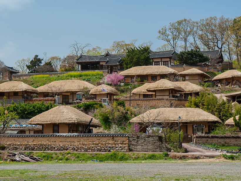 Experience the Joseon era housing settled in Yangdong Folk Village