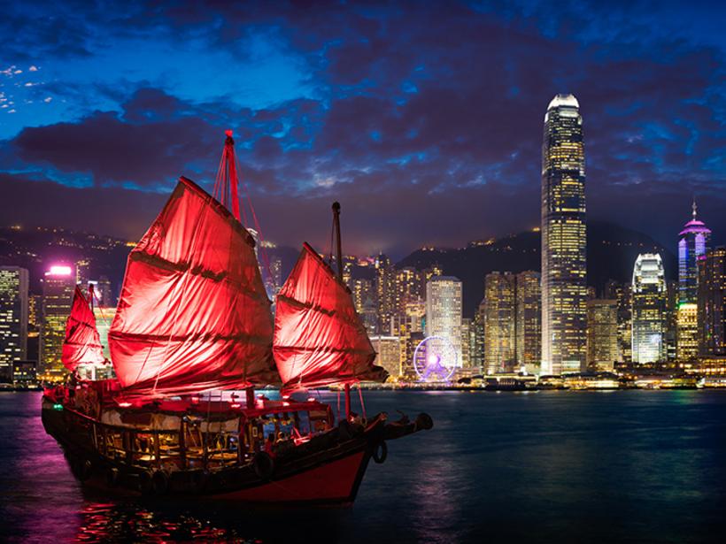 Capture the beauty of junk boats sailing through the Victoria Harbour